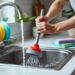 découvrez des astuces simples et efficaces pour déboucher un évier sans utiliser de bouchon. suivez nos conseils pratiques pour retrouver un écoulement fluide rapidement et sans effort !