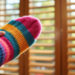 découvrez l’astuce de grand-mère infaillible : utilisez une simple chaussette pour nettoyer et faire briller vos stores tout en éliminant facilement la poussière ! solution rapide, économique et efficace.