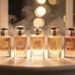 Collection élégante de flacons de parfum féminins sur une coiffeuse lumineuse, ambiance chic et raffinée.
