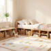 Chambre d’enfant lumineuse et évolutive avec rangements bas, tapis de jeu, décoration douce et mobilier en bois.