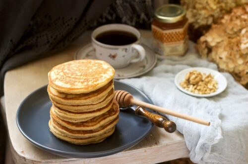 Assiette de crêpes à la farine complète servies avec des fruits frais pour un petit-déjeuner équilibré.