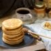 Assiette de crêpes à la farine complète servies avec des fruits frais pour un petit-déjeuner équilibré.