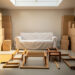 Intérieur lumineux et bien organisé d’un garde-meuble avec cartons sans inscriptions, canapé protégé et meubles démontés.
