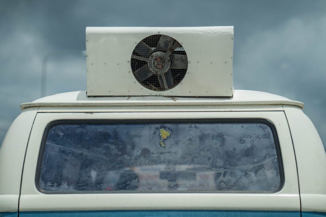 Climatiseur installé sur le toit d’un camping-car stationné en plein air.