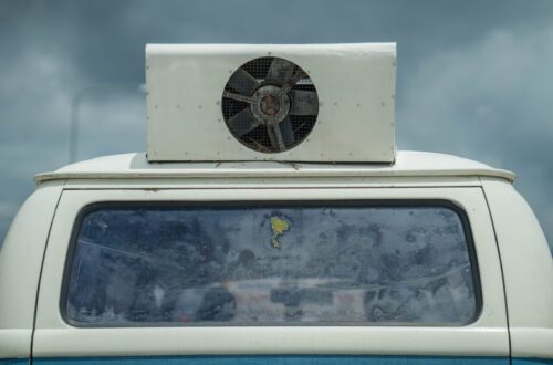 Climatiseur installé sur le toit d’un camping-car stationné en plein air.